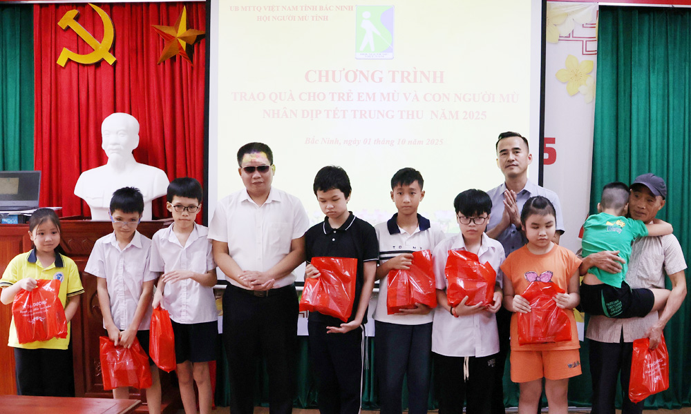 Tặng quà dịp Tết Trung thu cho trẻ em khiếm thị 